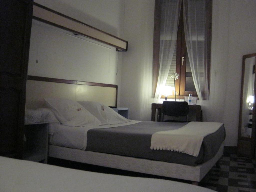 Hotel Innova Cardabella Avignon Chambre photo